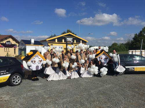 L'équipe Century 21 devant la caravane