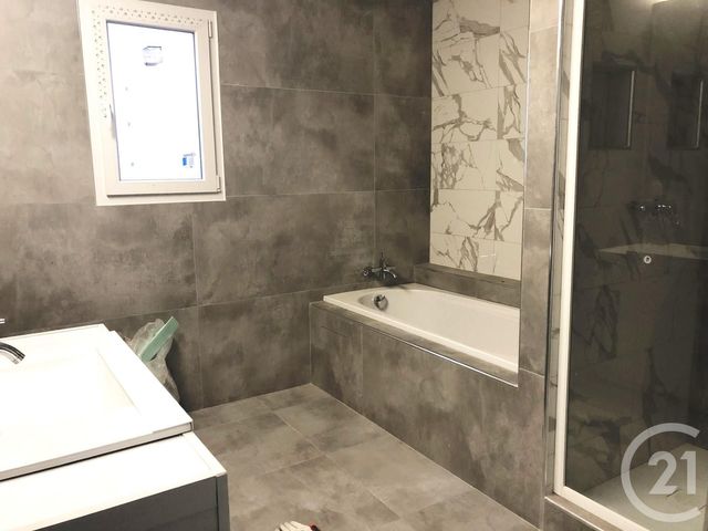 Appartement T4 à louer - 4 pièces - 110.0 m2 - LA CHAPELLE DE GUINCHAY - 71 - BOURGOGNE - Century 21 Coquillat Immobilier