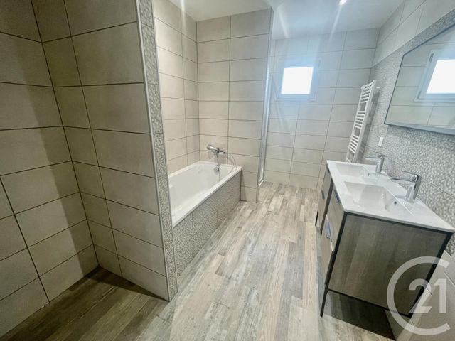 maison à louer - 5 pièces - 134.0 m2 - LA CHAPELLE DE GUINCHAY - 71 - BOURGOGNE - Century 21 Coquillat Immobilier